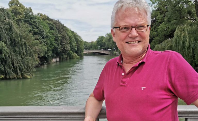 Mediation Schubert: Martin Schubert vor einem Fluss